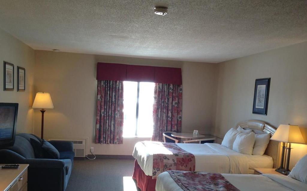 Petawawa River Inn & Suites Exterior photo